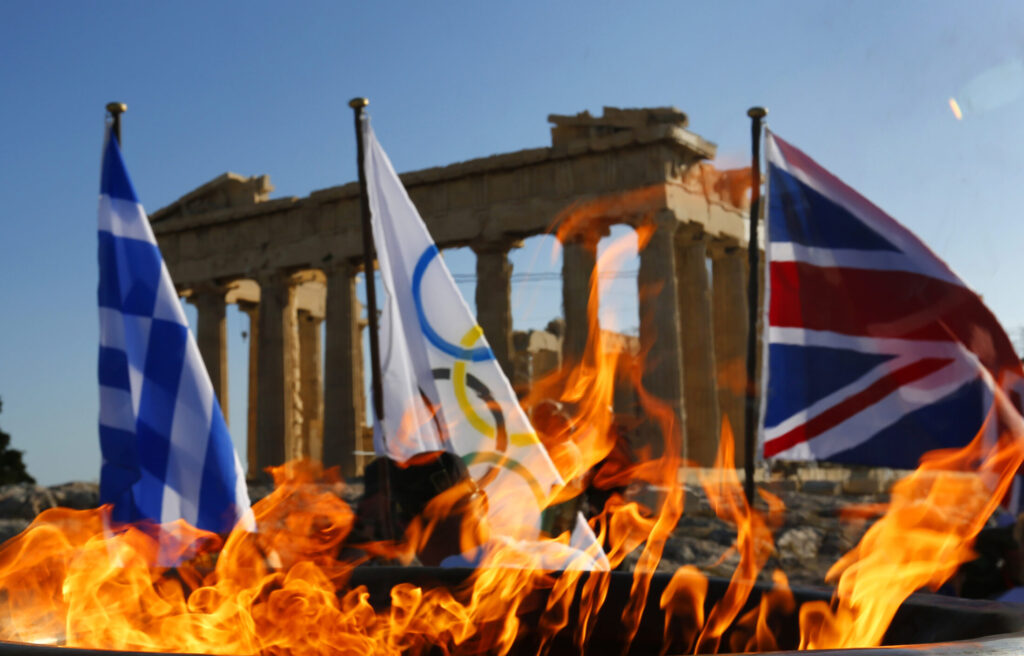 Η Ολυμπιακή φλόγα καίει σε ένα βωμό μπροστά στον Παρθενώνα της Ακρόπολης πριν ταξιδέψει στο Λονδίνο για τους Ολυμπιακούς Αγώνες του 2012