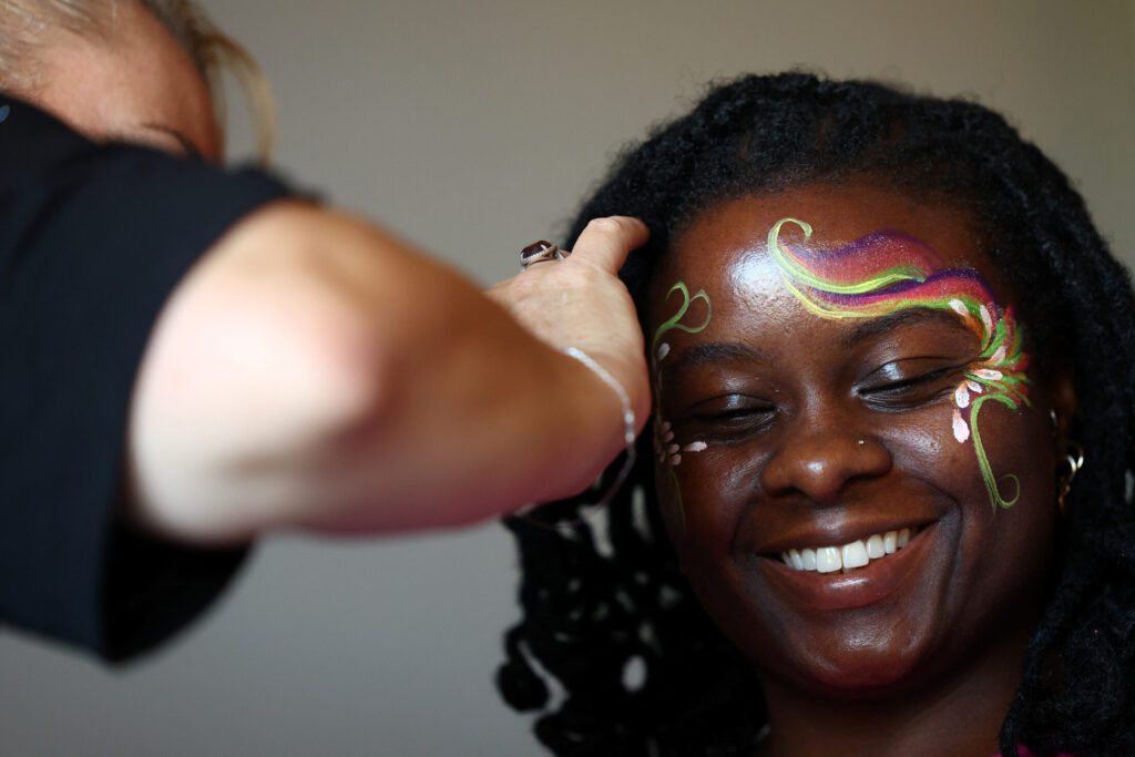 Οι συμμετέχοντες στην Pride parade του Κέιπ Τάουν βάφτηκαν και ντύθηκαν στα χρώματα του ουράνιου τόξου