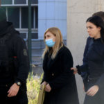 Η κατηγορούμενη Ρούλα Πισπιρίγκου προσέρχεται στο Μικτό Ορκωτό Δικαστήριο Αθηνών