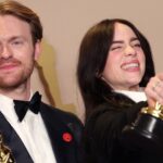 Η Billie Eilish και ο Finneas O'Connell ποζάρουν με το Όσκαρ Καλύτερου Πρωτότυπου Τραγουδιού για το What Was I Made For? από την ταινία Barbie στην αίθουσα φωτογράφισης των Όσκαρ κατά την 96η απονομή των βραβείων Όσκαρ στο Χόλιγουντ, Λος Άντζελες, Καλιφόρνια