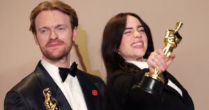 Η Billie Eilish και ο Finneas O'Connell ποζάρουν με το Όσκαρ Καλύτερου Πρωτότυπου Τραγουδιού για το What Was I Made For? από την ταινία Barbie στην αίθουσα φωτογράφισης των Όσκαρ κατά την 96η απονομή των βραβείων Όσκαρ στο Χόλιγουντ, Λος Άντζελες, Καλιφόρνια