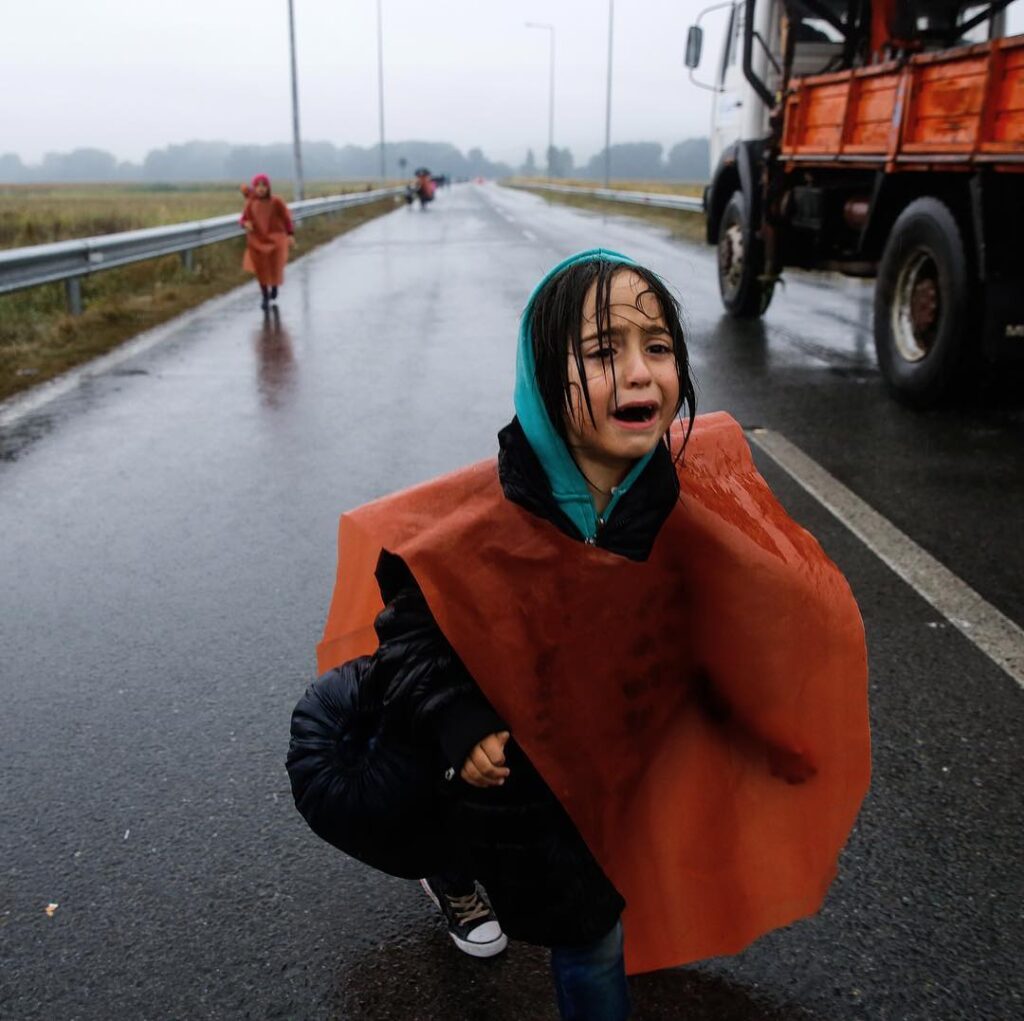 Ο Γιάννης Μπεχράκης αποτύπωσε με τον φακό του μοναδικά την προσφυγική κρίση του 2015 στην Ελλάδα