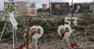 Λουλούδια, στεφάνια και πανό στο σημείο του φονικότερου σιδηροδρομικού δυστυχήματος στην Ελλάδα
