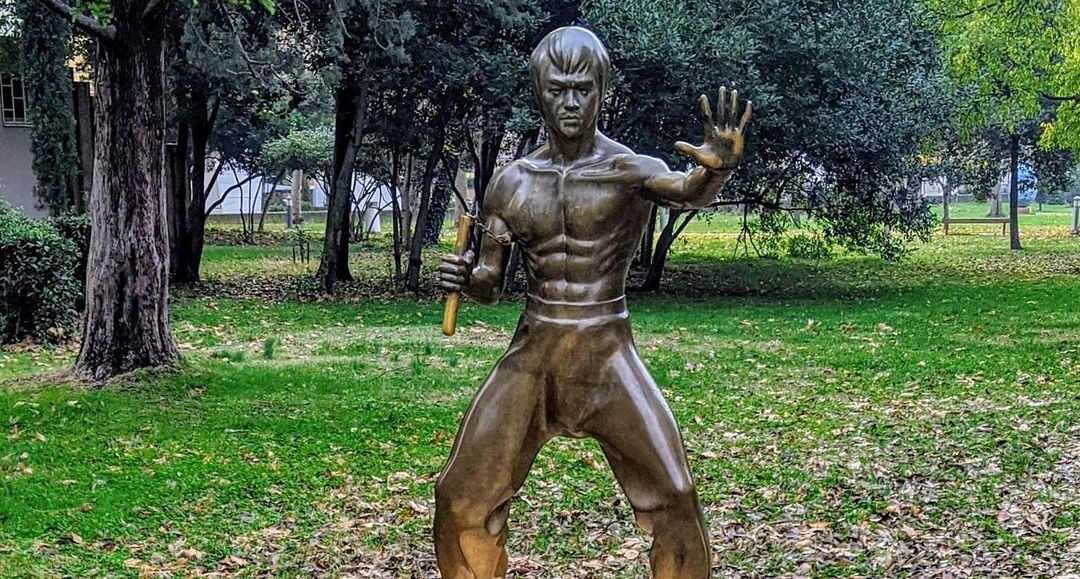 Άγαλμα του Bruce Lee στο Μόσταρ