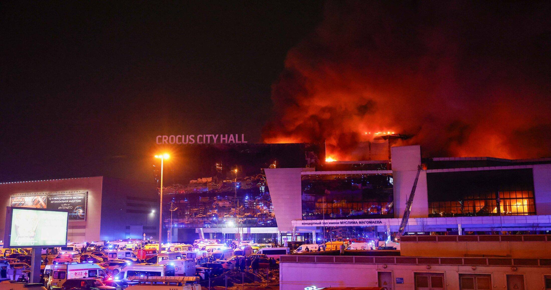 Εκρήξεις ακούστηκαν από το Crocus City Hall, το οποίο τυλίχθηκε στις φλόγες