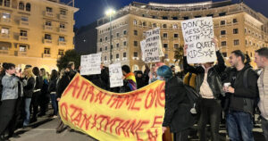 Πλήθος κόσμου συγκεντρώθηκε χθες στην πλατεία Αριστοτέλους καταγγέλοντας την ομοτρανσφοβική επίθεση