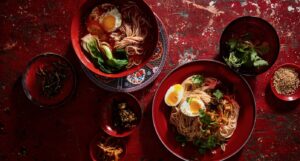 Στο βιβλίο του Kung Food, ο Jon Kung έχει συνταγές που παντρεύουν τις κουλτούρες από όλα τα μέρη που έχει ζήσει
