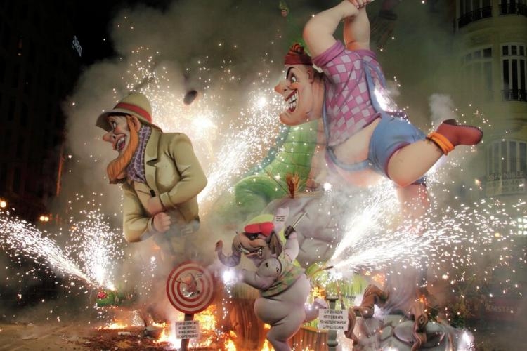Ξεχωριστό είναι και το mascletà, μια καθημερινή επίδειξη πυροτεχνημάτων κατά τις πρώτες 19 ημέρες του φεστιβάλ