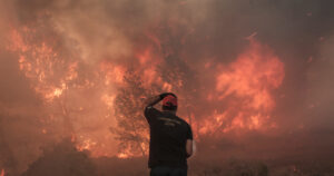 Οι δασικές πυρκαγιές είναι συχνές στην Ελλάδα, αλλά έχουν γίνει χειρότερες τα τελευταία χρόνια λόγω της ακραίας ζέστης