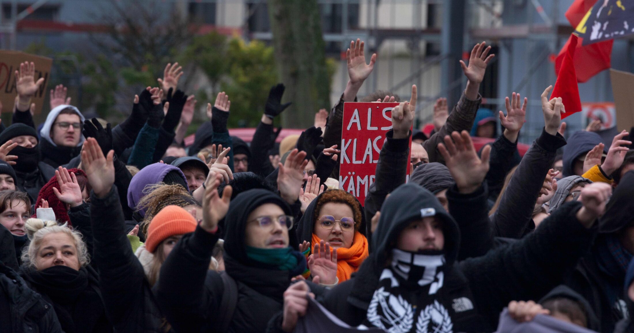 oi-germanoi-fonazoun-pote-xana-gia-tin-akrodexia-alla-to-afd-kalpazei-stis-dimoskopiseis-pridegr