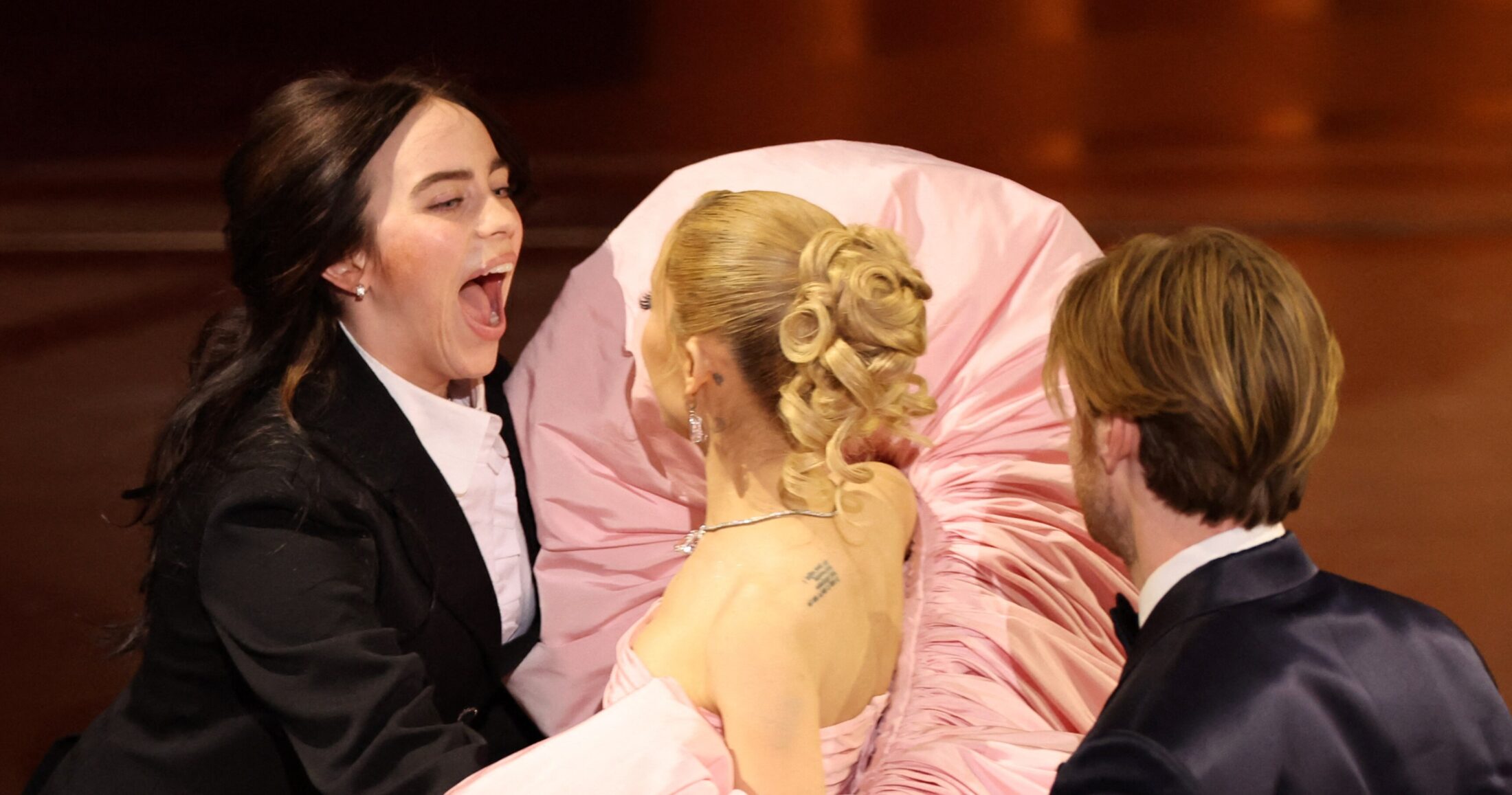 Η Billie Eilish και ο Finneas O'Connell πανηγυρίζουν με την παρουσιάστρια Ariana Grande καθώς κερδίζουν το Όσκαρ Καλύτερου Πρωτότυπου Τραγουδιού για το What Was I Made For? από την ταινία Barbie