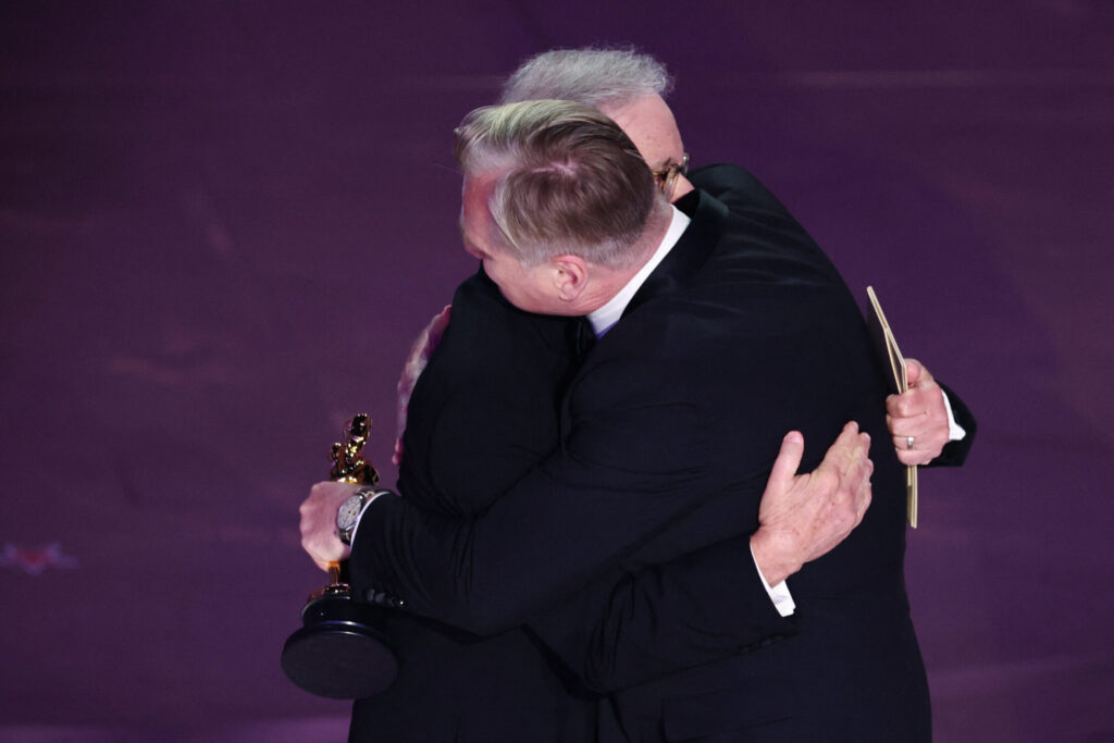 Η θερμή αγκαλιά του Steven Spielberg στον Christopher Nolan κατά την απονομή του Όσκαρ σκηνοθεσίας για το Oppenheimer