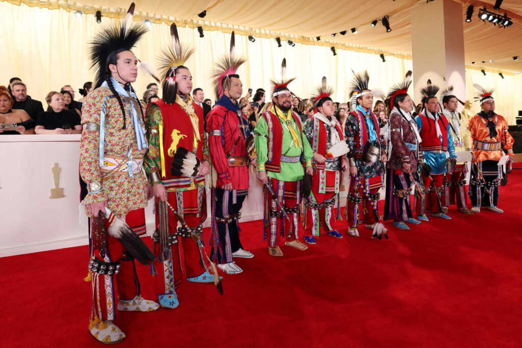 Μέλη του Έθνους των Osage ποζάρουν στο κόκκινο χαλί κατά τη διάρκεια των αφίξεων για τα Όσκαρ κατά την 96η απονομή των βραβείων Όσκαρ στο Χόλιγουντ