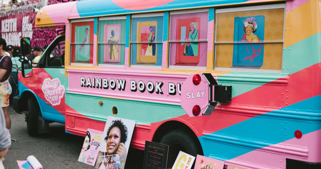 
Το λεωφορείο έχει στόχο να δωρίσει 10.000 βιβλία μέχρι το τέλος του έτους