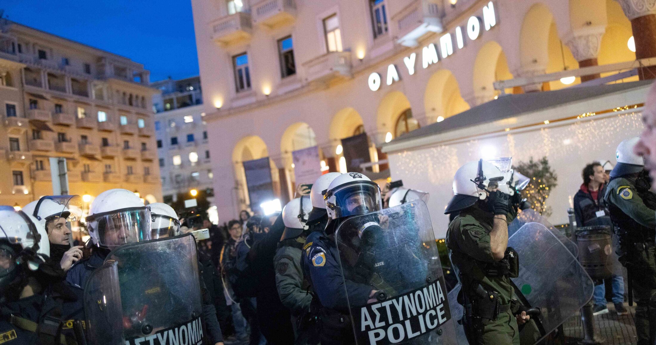 Αστυνομικές δυνάμεις απωθούν διαδηλωτές που έχουν συγκεντρωθεί έξω από τον κινηματογράφο «Ολύμπιον», στο πλαίσιο καλέσματος ενάντια στην προβολή της ταινίας «Αδέσποτα Κορμιά»