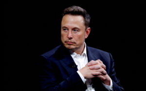 Ο Έλον Μασκ είδε την περιουσία του να μειώνεται κατά πάνω από 30 δισεκατομμύρια δολάρια, λόγω της πτώσης της αξίας της Tesla