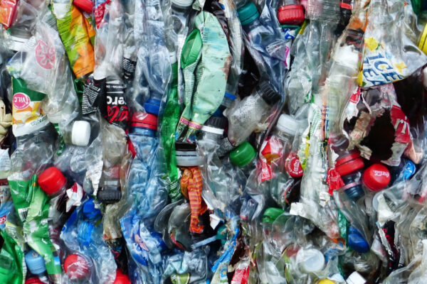 Χωρίς τη δραματική μείωση της παραγωγής πλαστικού, θα είναι αδύνατο να τερματιστεί η πλαστική ρύπανση