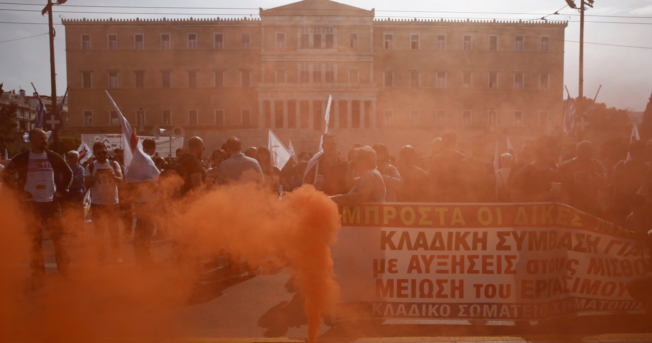 Λόγω των μεγάλων συγκεντρώσεων, η ΕΛ.ΑΣ. εφαρμόζει έκτακτα κυκλοφοριακά μέτρα στο κέντρο της Αθήνας