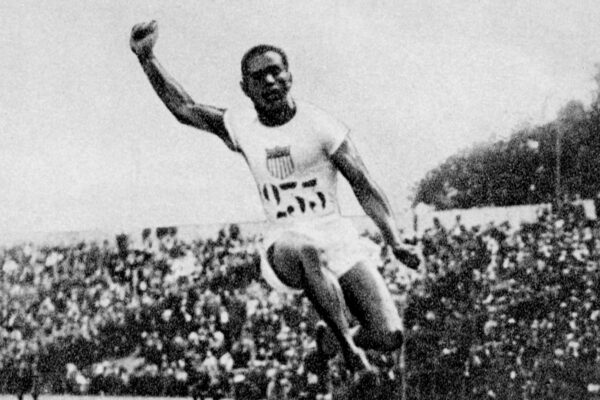 Ο Αμερικανός William DeHart Hubbard κάνει άλμα προς στο χρυσό μετάλλιο με 7.45μ.