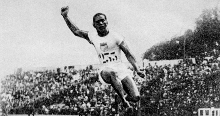 Ο Αμερικανός William DeHart Hubbard κάνει άλμα προς στο χρυσό μετάλλιο με 7.45μ.