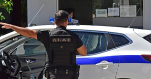 Η δολοφονική επίθεση στην 28χρονη έγινε σχεδόν έξω από την πόρτα του ΑΤ Αγίων Αναργύρων