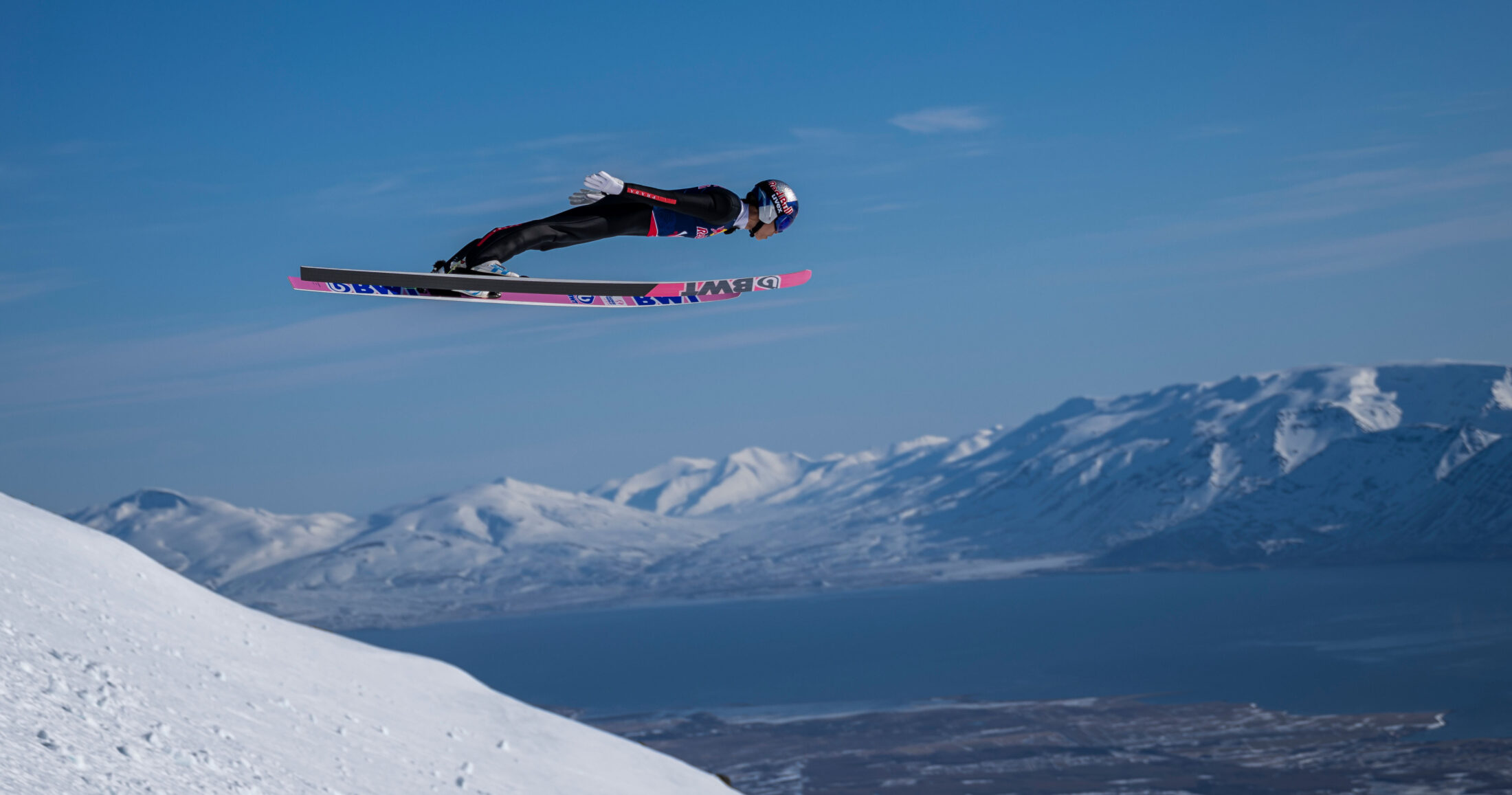 iaponas-skier-petaxe-sto-aera-kanontas-rekor-alla-logariaze-choris-tin-omospondia-pridegr