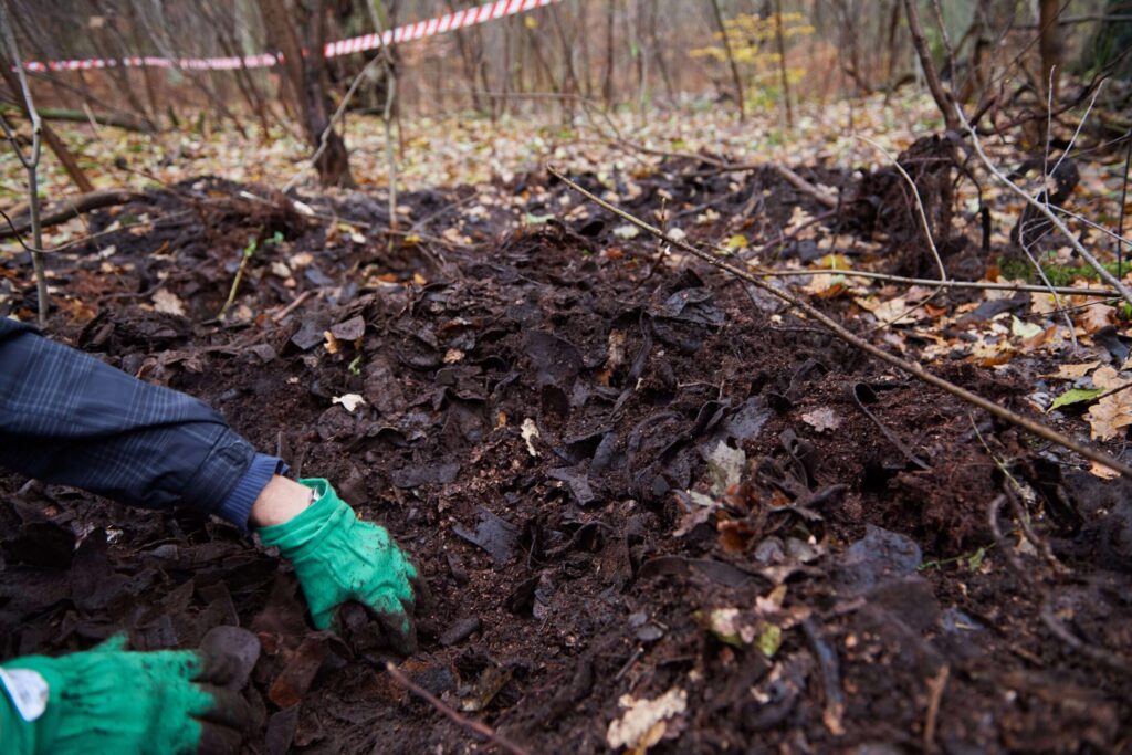 Θραύσματα παπουτσιών και προσωπικά αντικείμενα κρατουμένων του στρατοπέδου συγκέντρωσης, βρέθηκαν στο δάσος