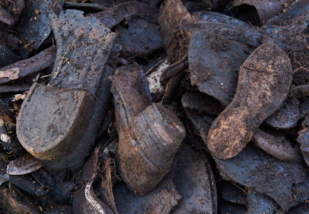 Θραύσματα παπουτσιών και προσωπικά αντικείμενα κρατουμένων του στρατοπέδου συγκέντρωσης, βρέθηκαν στο δάσος
