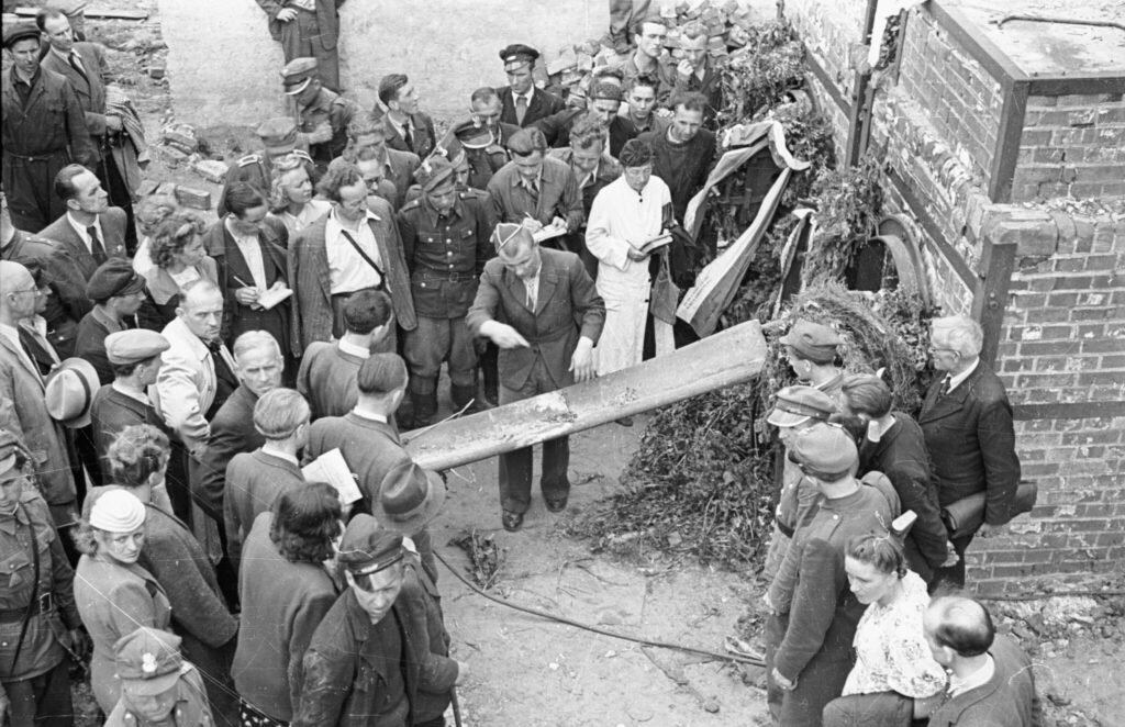 Επιθεώρηση κλιβάνου αποτέφρωσης όπου καίγονταν 50 ανθρώπινα πτώματα κάθε μέρα κατά τη διάρκεια του Β' Παγκοσμίου Πολέμου στο χώρο του ναζιστικού γερμανικού στρατοπέδου θανάτου Stutthof