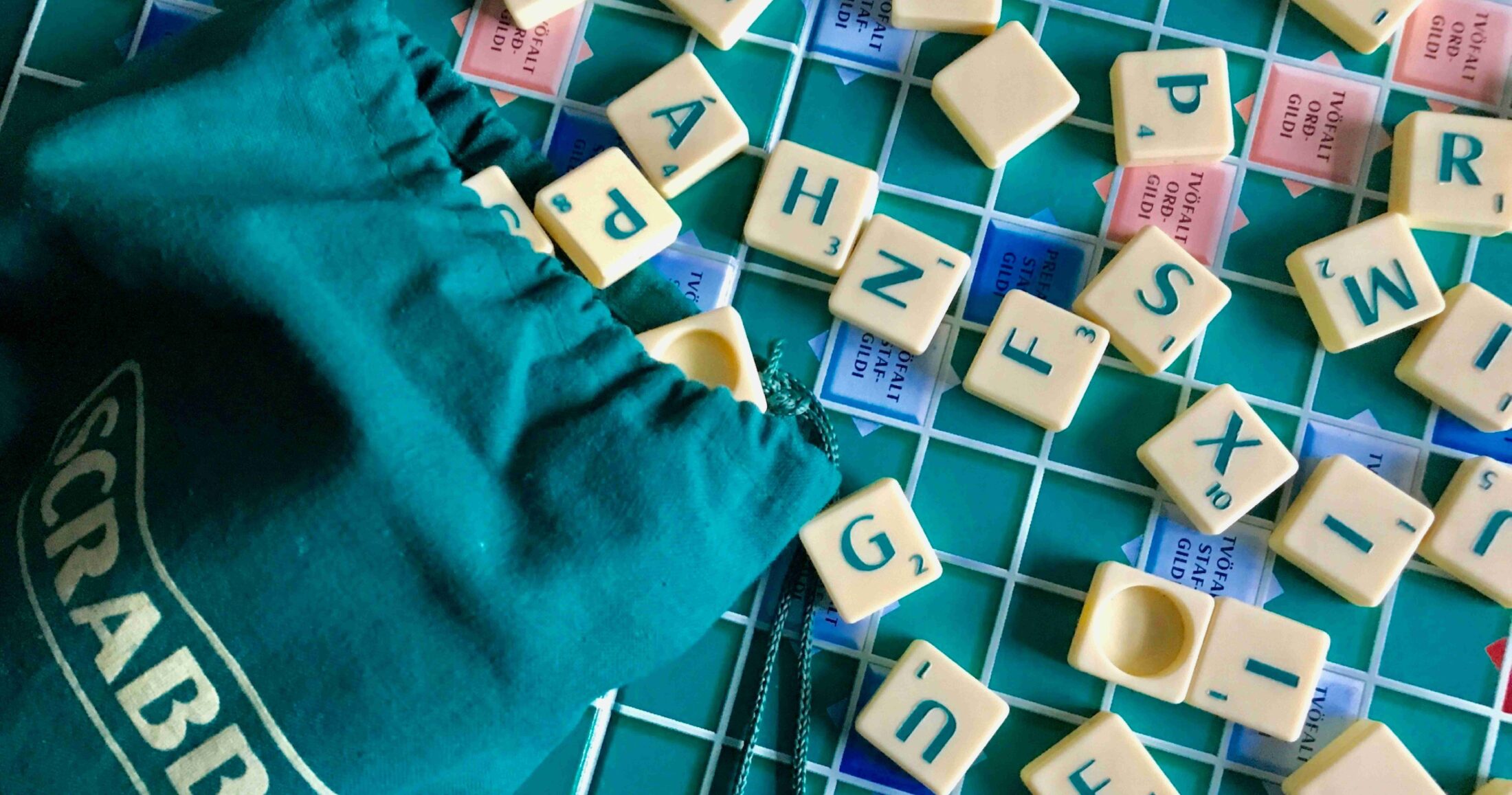 pos-oi-genzers-eferan-allages-sto-dimofiles-epitrapezio-scrabble