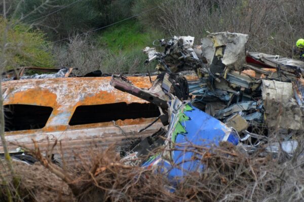 Συντρίμμια της επιβατικής αμαξοστοιχίας στο σημείο όπου σημειώθηκε το πολύνεκρο σιδηροδρομικό δυστύχημα στα Τέμπη