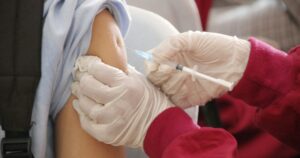 Περισσότεροι από 200 ασθενείς στο Ηνωμένο Βασίλειο, τη Γερμανία, το Βέλγιο, την Ισπανία και τη Σουηδία θα προσληφθούν στη δοκιμή και θα λάβουν έως και 15 δόσεις του εξατομικευμένου εμβολίου