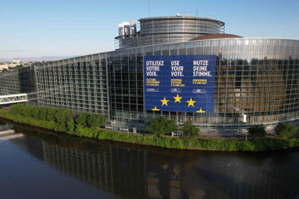 Το Ευρωπαϊκό Κοινοβούλιο είναι υπεύθυνο για την παρακολούθηση των θεσμικών οργάνων της ΕΕ