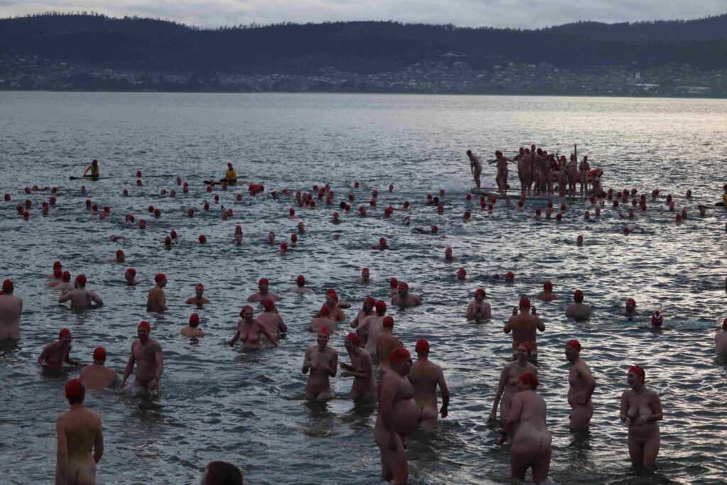 afstralia-3-000-gymnoi-kolymvites-giortasan-to-cheimerino-iliostasio-simeionontas-rekor