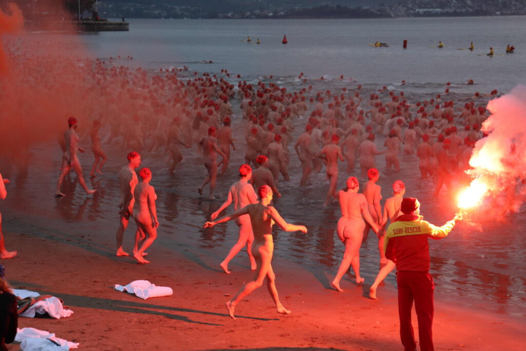 afstralia-3-000-gymnoi-kolymvites-giortasan-to-cheimerino-iliostasio-simeionontas-rekor