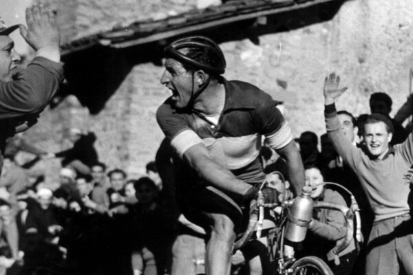Ο Bartali κέρδισε τον Giro d'Italia τρεις φορές μεταξύ 1934 και 1946, καθώς και το 1938 και το 1948 τον Tour de France. Επιπλέον, κέρδισε τέσσερις φορές τον κλασικό αγώνα Μιλάνο-Σαν Ρέμο