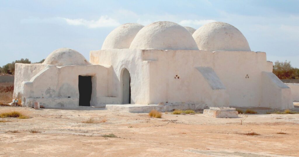 Νησί Djerba, Τυνησία Ως η κύρια τοποθεσία γυρισμάτων για τον πλανήτη Tatooine (βασισμένο στην τυνησιακή πόλη Tataouine), το νησί Djerba φιλοξενεί μερικά σημαντικά αξιοθέατα του Star Wars, συμπεριλαμβανομένης της εμβληματικής καντίνας Mos Eisley που παρουσιάστηκε για πρώτη φορά στο A New Hope. Στην ηπειρωτική Τυνησία θα βρεις πολλές τοποθεσίες του Πολέμου των Άστρων, όπως το Hotel Sidi Driss, ένα παραδοσιακό υπόγειο σπίτι των Βερβερίνων που χρησιμοποιήθηκε ως παιδικό σπίτι του Luke Skywalker (και είναι ακόμα ανοιχτό για τους επισκέπτες).