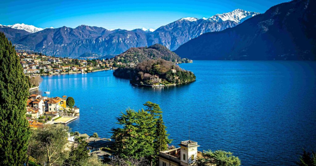 Λίμνη Κόμο, Ιταλία Αρκετές σκηνές στον πλανήτη Naboo, συμπεριλαμβανομένης της διαμονής της Padmé και του Anakin στη βίλα Varykino, γυρίστηκαν στις όχθες της λίμνης Κόμο, της τρίτης μεγαλύτερης λίμνης της Ιταλίας. Πολυτελή αρχοντικά που χρονολογούνται από τον 18ο αιώνα πλαισιώνουν τη λίμνη, συμπεριλαμβανομένης της Villa del Balbianello, που χρησιμοποιήθηκε ως σκηνικό για τον μυστικό γάμο του ζευγαριού μεταξύ της Padmé και του Anakin στην Επίθεση των Κλώνων. Οι επισκέπτες μπορούν να φτάσουν με θαλάσσιο ταξί για να εξερευνήσουν το μουσείο που στεγάζει τη συλλογή έργων τέχνης και ταξιδιωτικών αναμνηστικών του εξερευνητή κόμη Guido Monzino ή να κάνουν μια βόλτα στους περίτεχνους κήπους με τις βεράντες για να νιώσουν τόσο βασιλικά όσο και η ίδια η βασίλισσα Padmé.