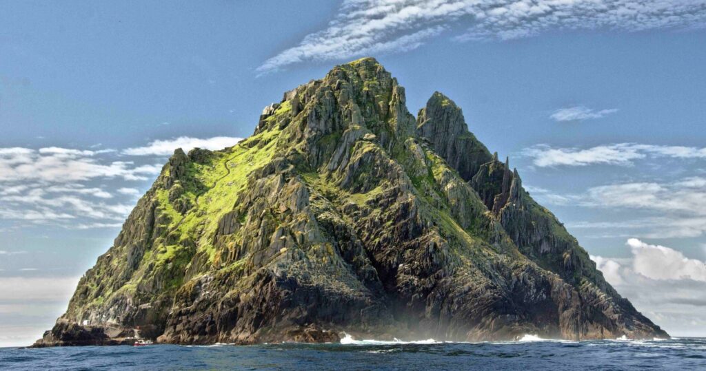 Skellig Michael, Ιρλανδία Δεν υπάρχει αμφιβολία ότι ο Luke Skywalker επέλεξε αυτά τα πανέμορφα ιρλανδικά νησιά για το κρησφύγετό του. Βρίσκεται οκτώ μίλια από τις ακτές της κομητείας Kerry της Ιρλανδίας και είναι μνημείο παγκόσμιας πολιτιστικής κληρονομιάς της UNESCO, καθώς φιλοξενεί τη δεύτερη μεγαλύτερη αποικία κορμοράνων στον κόσμο, καθώς και πολλά άλλα είδη θαλασσοπουλιών, συμπεριλαμβανομένων των puffins. Κάποτε ήταν μοναστικός οικισμός του έκτου αιώνα, το Skellig Michael (Sceilg Mhichíl στα ιρλανδικά) είναι προσβάσιμο μόνο με σκάφος. Όταν φτάσεις στο νησί, μπορείς να ανέβεις τα 600 σκαλοπάτια που οδηγούν στο μοναστήρι. Δεν μπορείς να διανυκτερεύσεις εκεί, αλλά θα βρεις καταλύματα στην κομητεία Kerry.