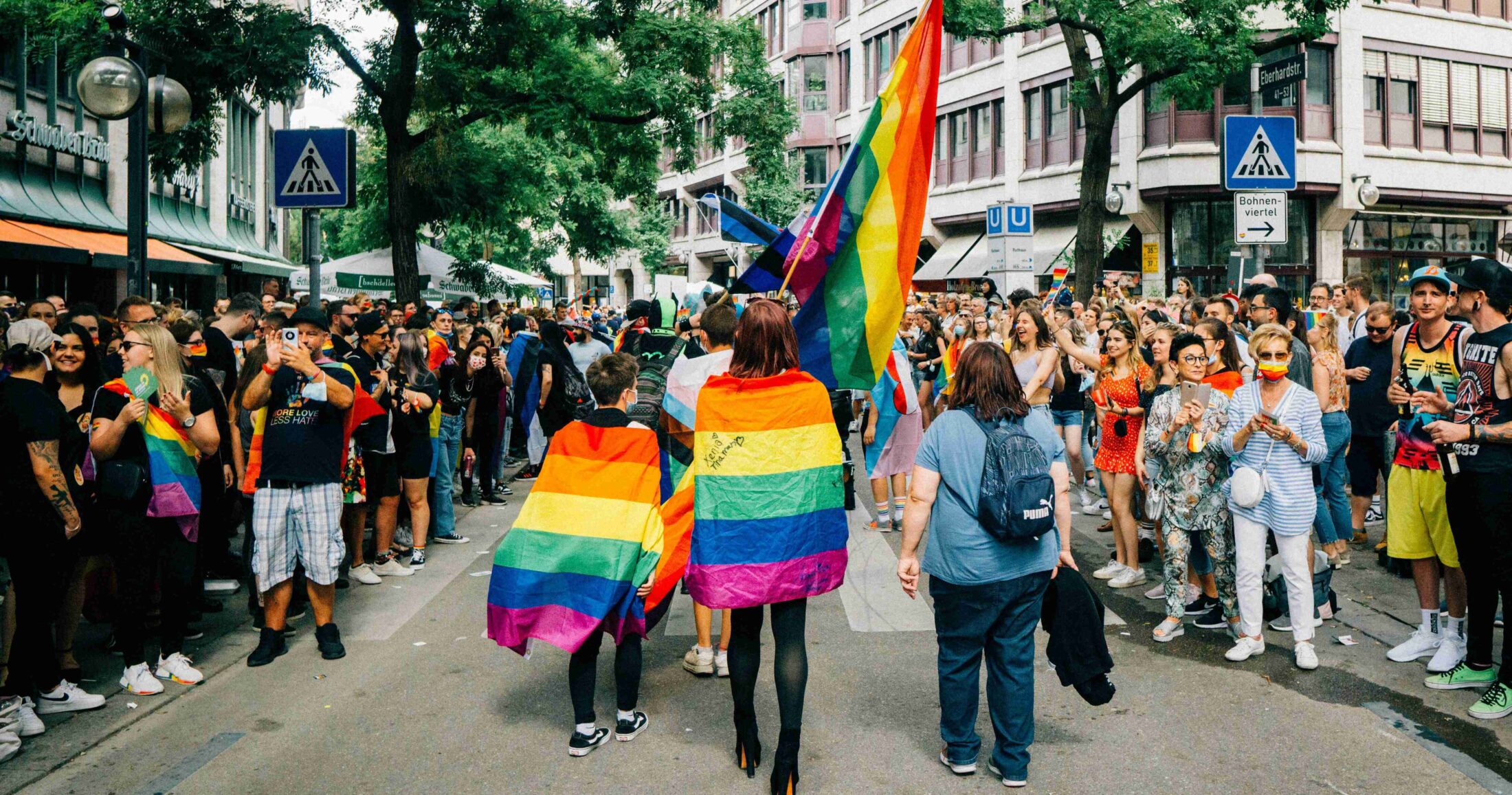 pride-flag-i-istoria-tou-symvolou-pou-edo-kai-chronia-prospathei-na-choresei-olo-to-fasma-tis-anthropinis-taftotitas