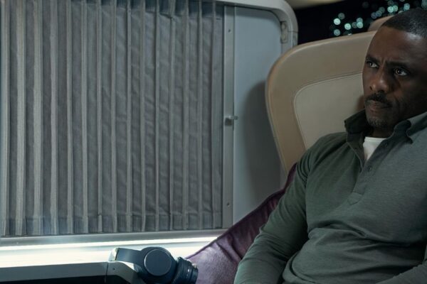 Στην σειρά Hijack ο Idris Elba ταξιδεύει σε μια ολόκληρη πτήση χωρίς το κινητό του