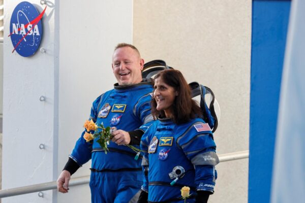 Η Sunita "Suni" Williams και ο Barry "Butch" Wilmore πριν επιβιβαστούν στο Starliner της Boeing στο Cape Canaveral της Φλόριντα στις 5 Ιουνίου 2024
