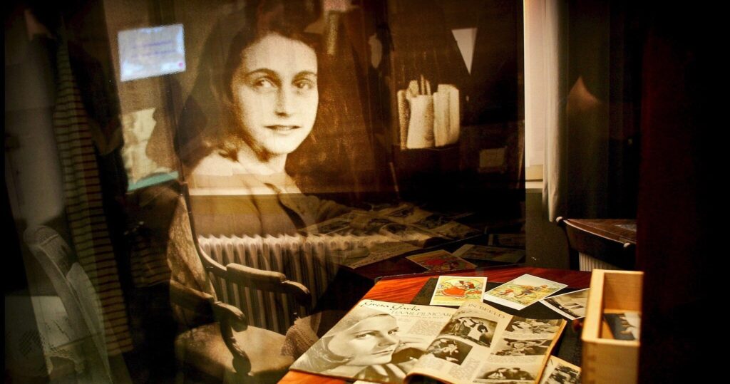 Πίνακας και φωτογραφίες από την έκθεση για την Άννα Φρανκ στο Ιστορικό Μουσείο του Άμστερνταμ, όπου παρουσιάζονται, μεταξύ άλλων, είκοσι επιστολές που έγραψε η Άννα Φρανκ, τις οποίες διέθεσε το Ίδρυμα Άννα Φρανκ στο Bazel