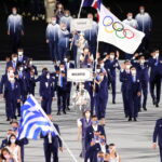 Η Yusra Mardini και η Tachlowini Gabriyesos, της Ολυμπιακής Ομάδας Προσφύγων, κρατούν την Ολυμπιακή σημαία κατά τη διάρκεια της τελετής έναρξης των Ολυμπιακών Αγώνων Τόκιο 2020
