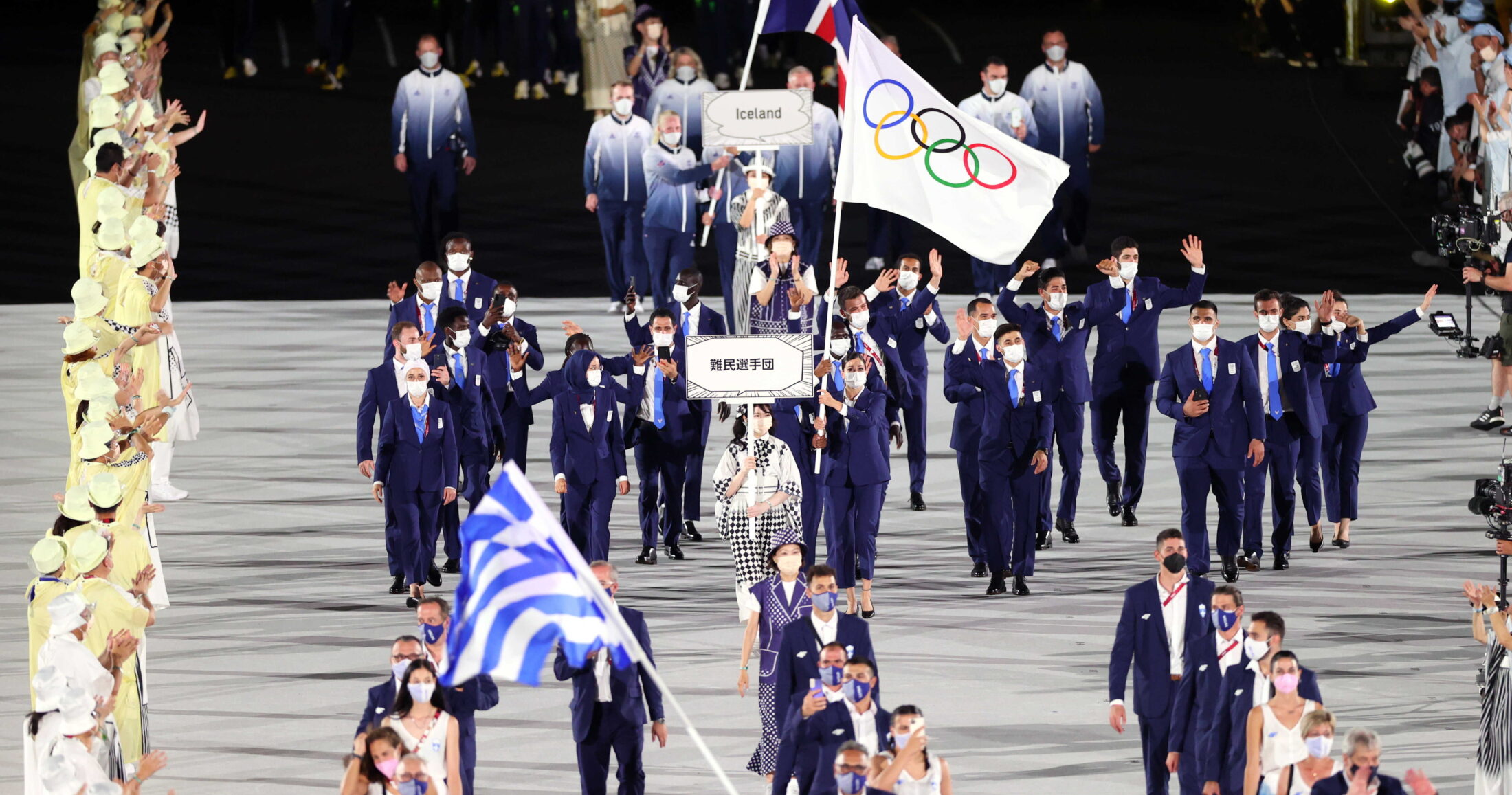 Η Yusra Mardini και η Tachlowini Gabriyesos, της Ολυμπιακής Ομάδας Προσφύγων, κρατούν την Ολυμπιακή σημαία κατά τη διάρκεια της τελετής έναρξης των Ολυμπιακών Αγώνων Τόκιο 2020