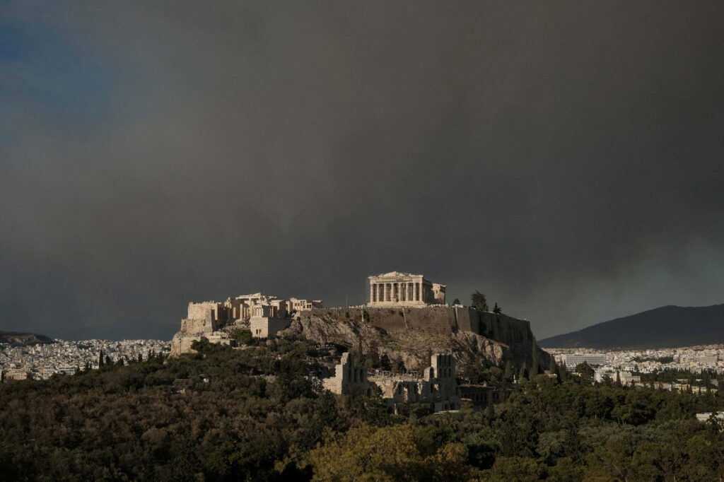 Ο πυκνός καπνός από τη φωτιά στον Βαρνάβα σκέπασε τον ουρανό πάνω από την Ακρόπολη την Κυριακή 11/08