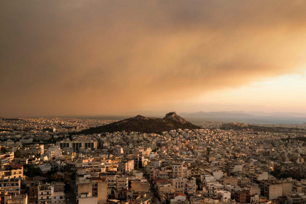 Ο καπνός από τη φωτιά στον Βαρνάβα έφτασε ως το παραλιακό μέτωπο της Αττικής την Κυριακή 11/08