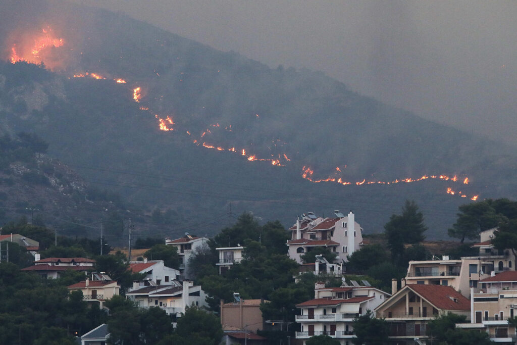 Το μέτωπο της φωτιάς πάνω από την Πεντέλη