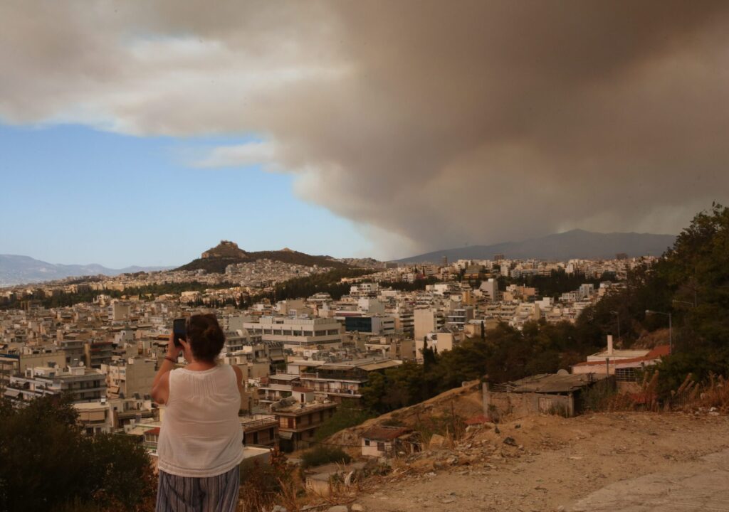 Πυκνός καπνός έχει σκεπάσει τον ουρανό της Αθήνας εξαιτίας δασικής πυρκαγιάς που έχει ξεσπάσει στο Βαρνάβα Αττικής