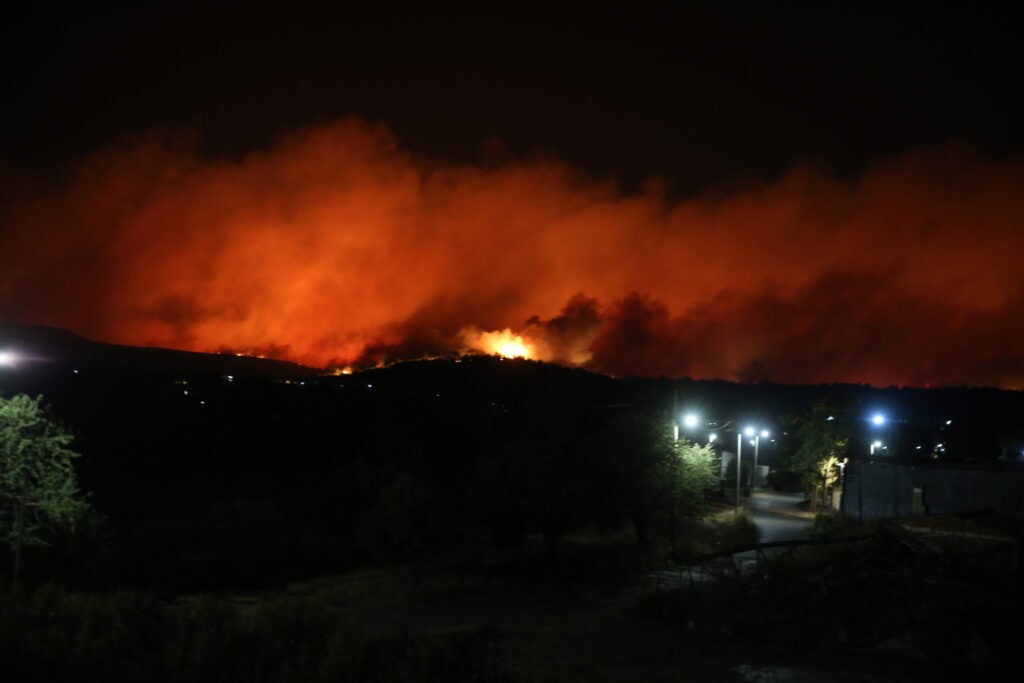 Τμήμα του μετώπου της φωτιάς, προς την κατεύθυνση της Σταμάτας, όπως φαινόταν από το Καπανδρίτι, το βράδυ της Κυριακής 11/08